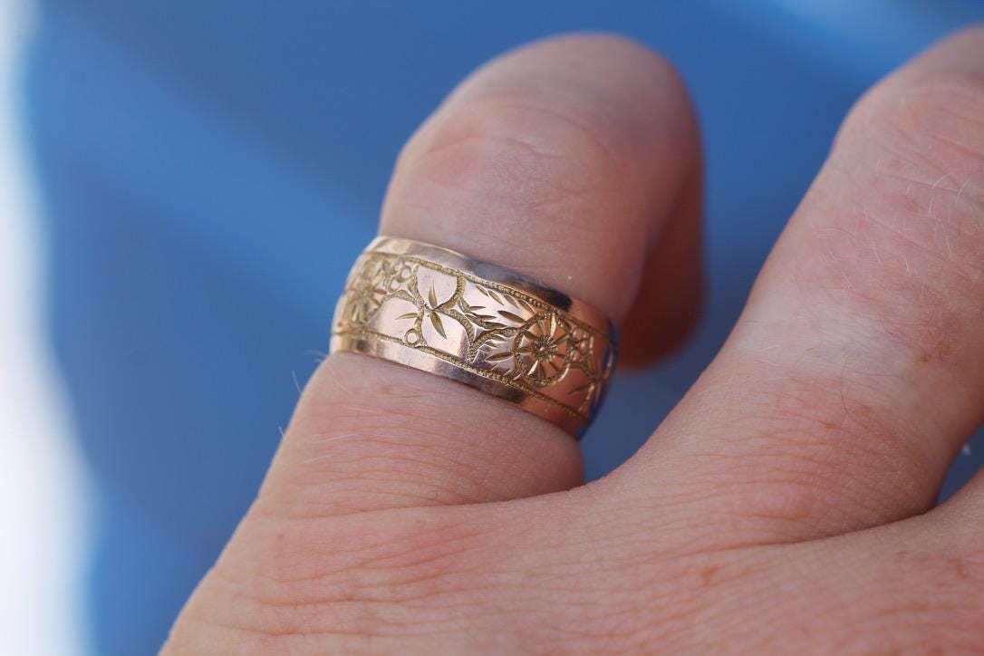 Antique 9ct Gold Chased Floral Band Ring | 1920