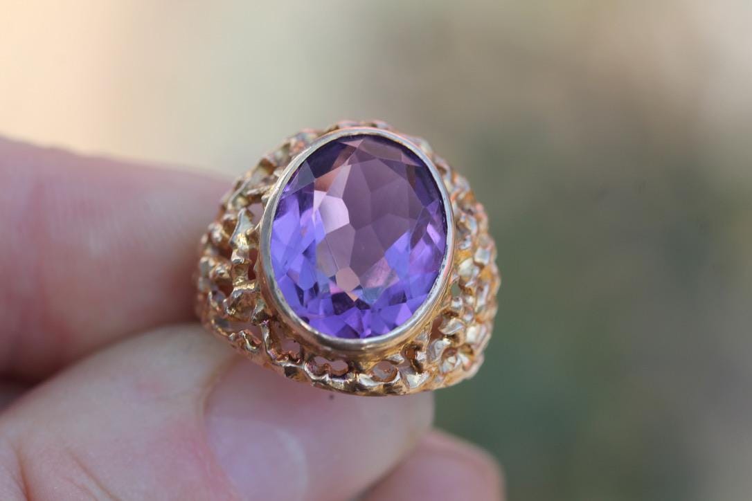 Vintage 9ct Gold Amethyst Ring | Pierced Chased Shoulders | 7ct