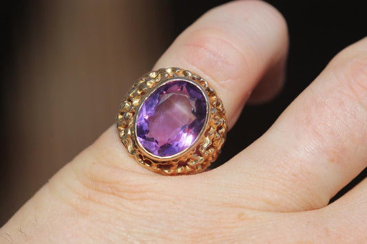 Vintage 9ct Gold Amethyst Ring | Pierced Chased Shoulders | 7ct