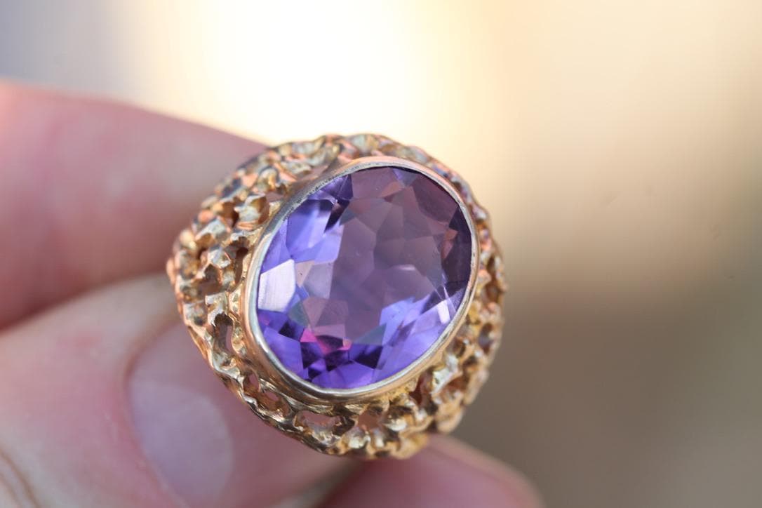 Vintage 9ct Gold Amethyst Ring | Pierced Chased Shoulders | 7ct