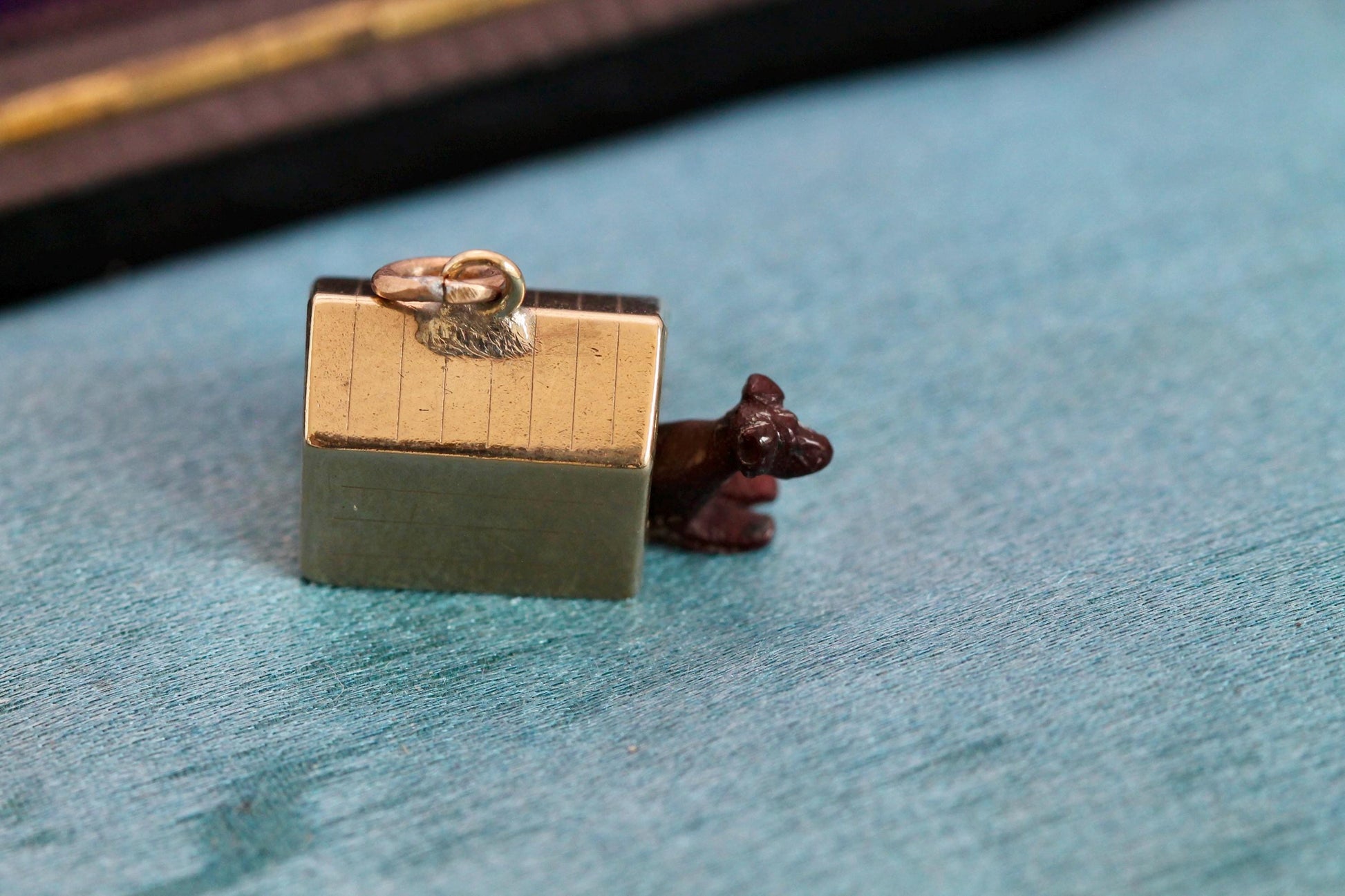 Antique-9ct-Gold-Dog-in-Kennel-Charm-|-Movable-Dog-|-c.1890