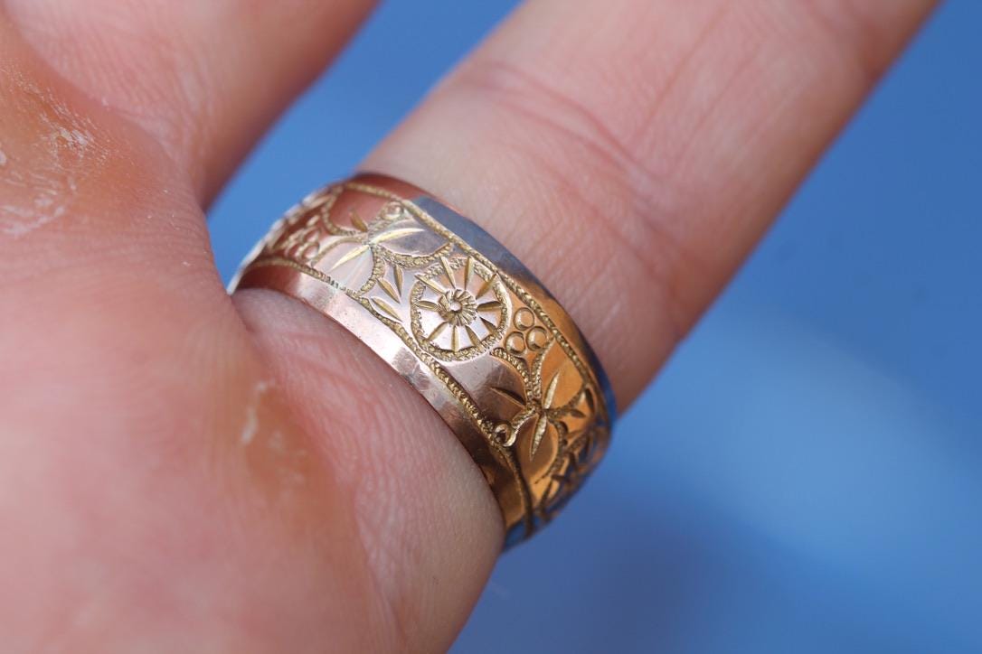 Antique 9ct Gold Chased Floral Band Ring | 1920