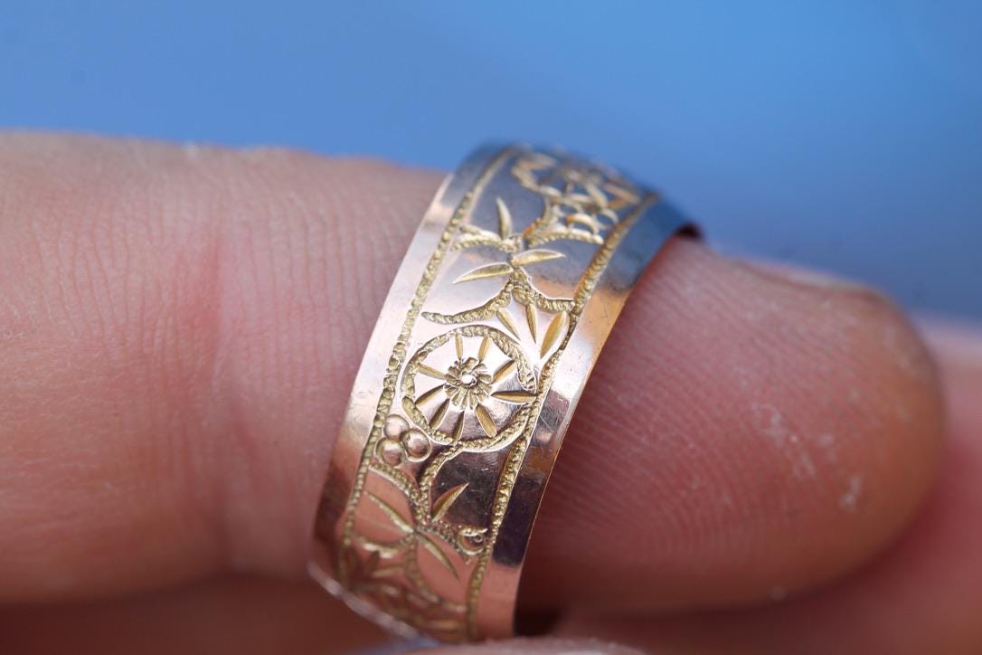 Antique 9ct Gold Chased Floral Band Ring | 1920