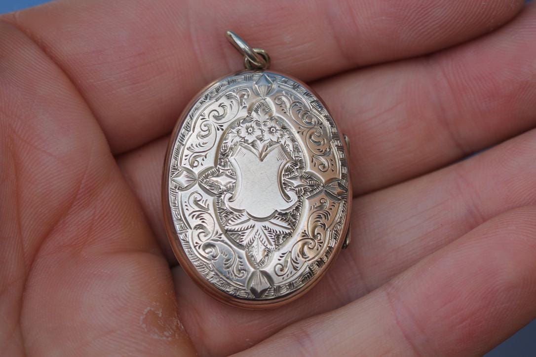 Antique-Victorian-9ct-Gold-Locket-|-Black-Enamel-|-Seed-Pearl-Forget-Me-Not