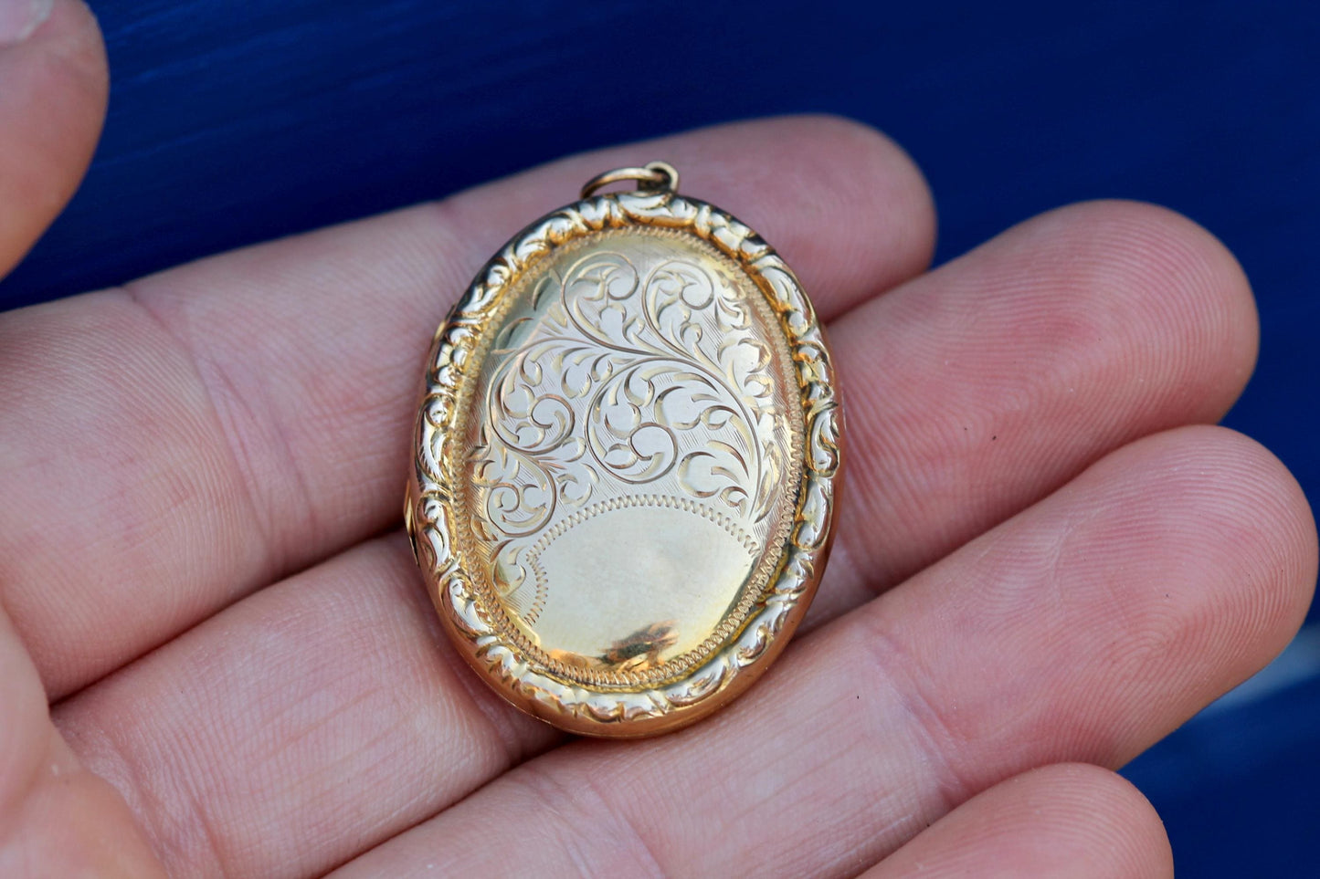 Antique 9ct Gold Locket | Victorian Oval Photo Locket | Engraved Floral Pendant