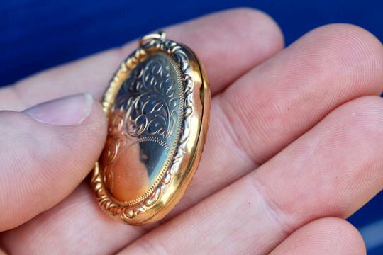 Antique-9ct-Gold-Locket-|-Victorian-Oval-Photo-Locket-|-Engraved-Floral-Pendant