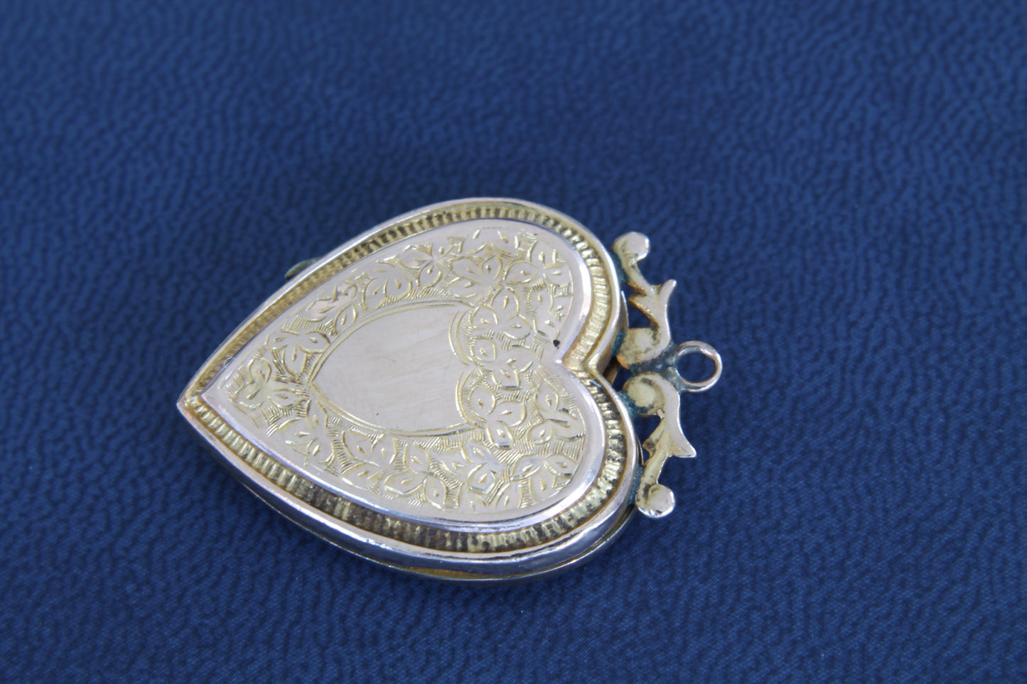 decorative-edwardian-9ct-gold-back-front-heart-locket
