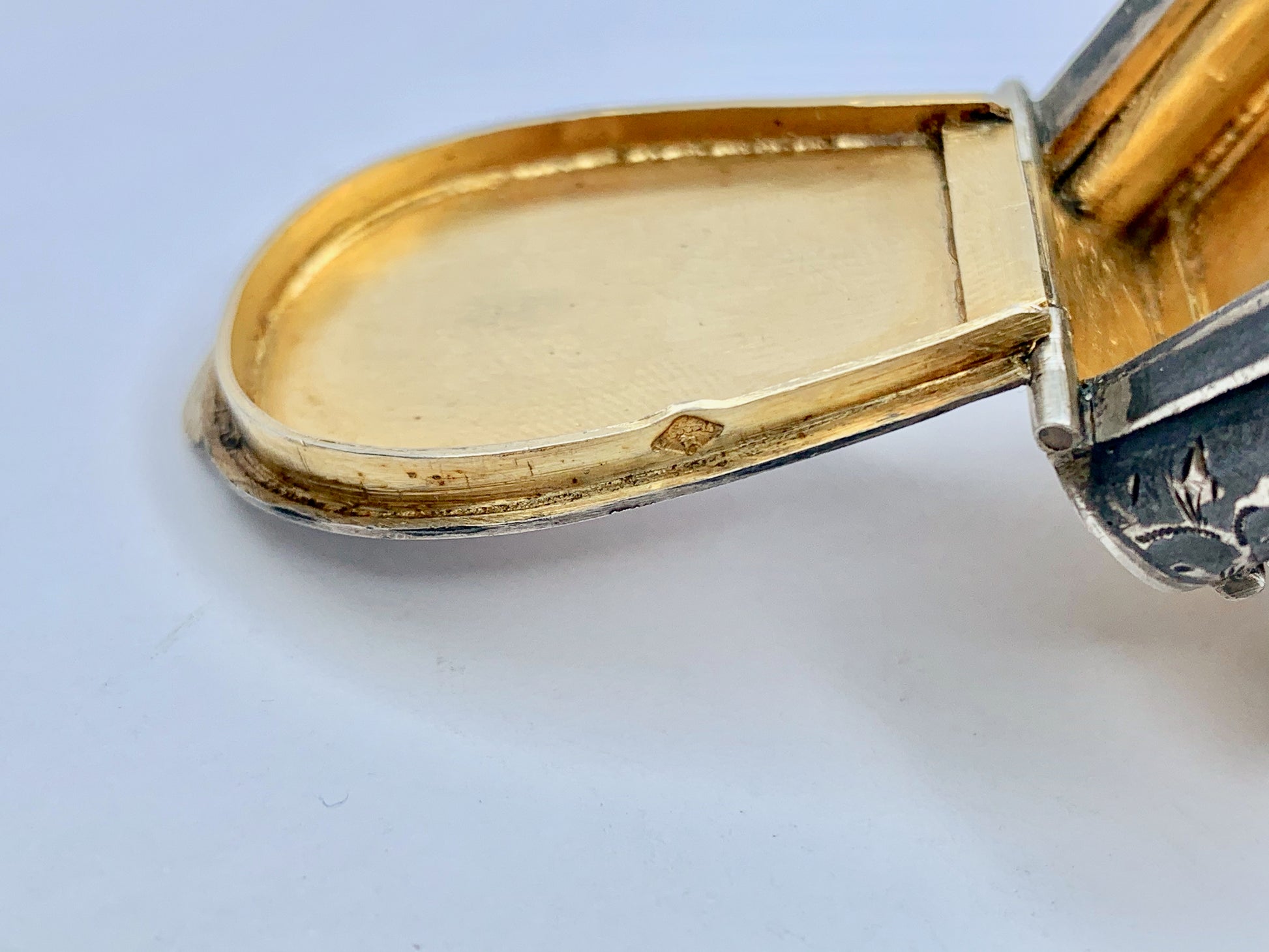 rare-antique-gold-niello-horseshoe-vesta-case