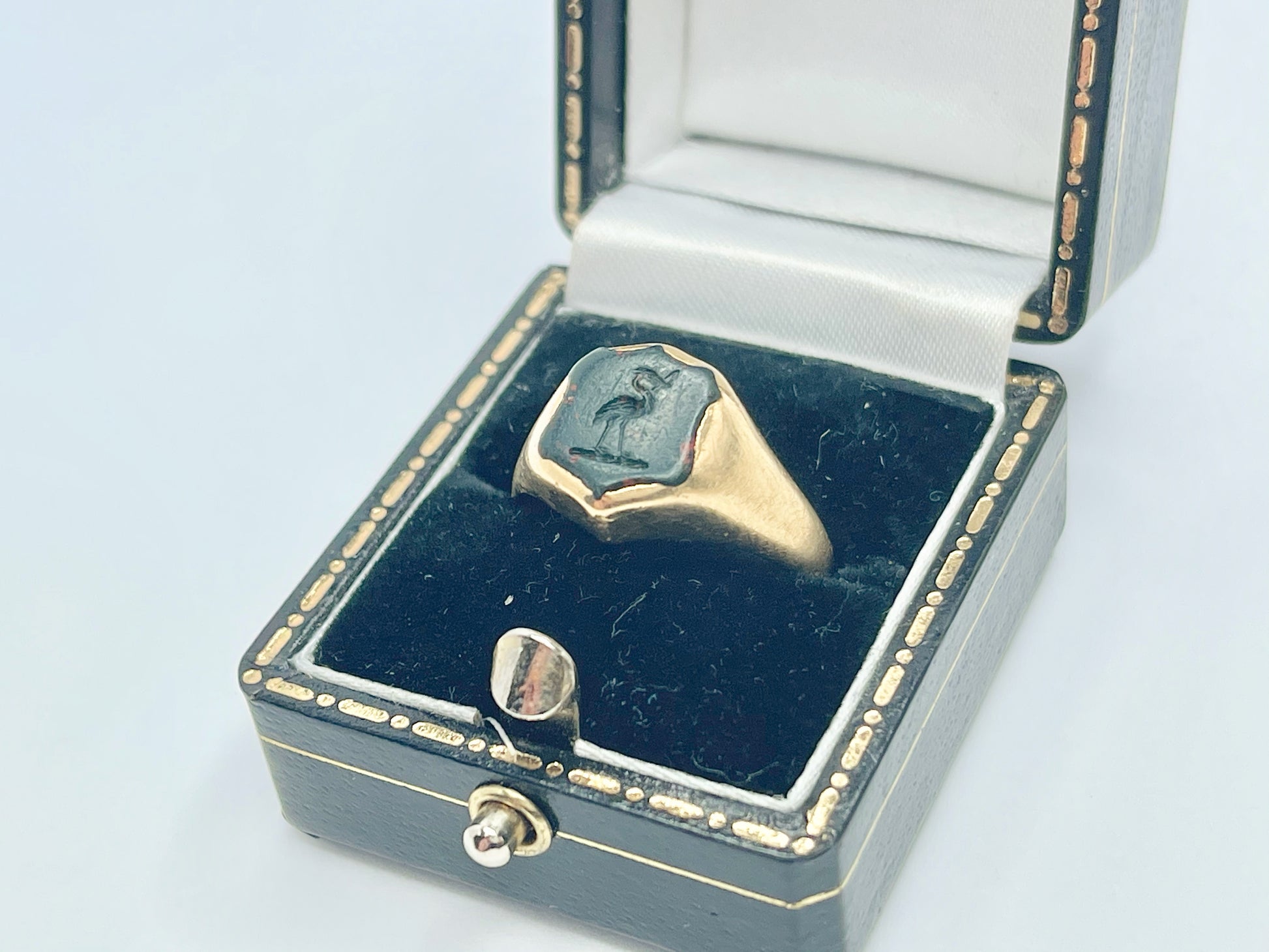 antique-18ct-gold-bloodstone-signet-ring