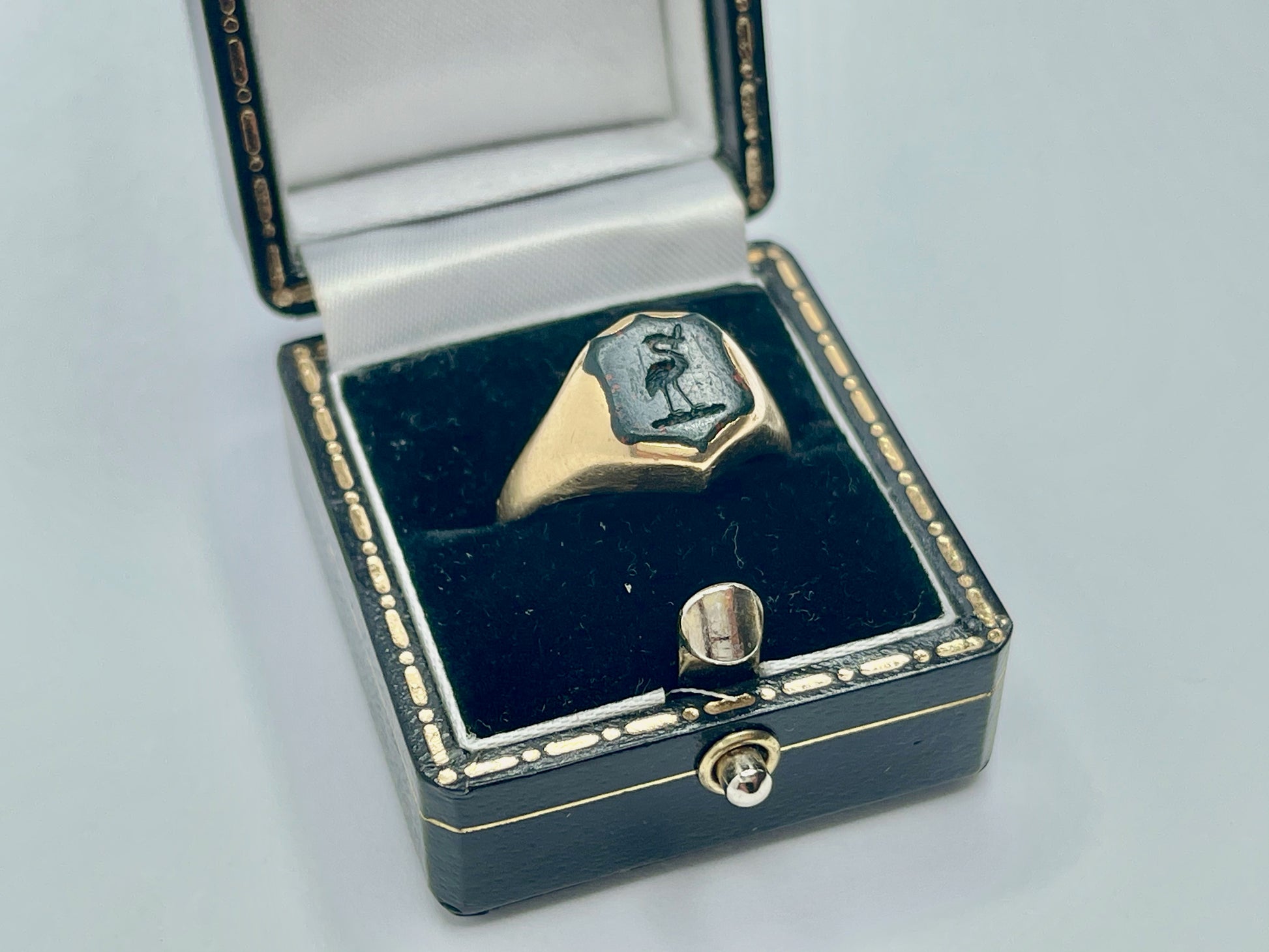 antique-18ct-gold-bloodstone-signet-ring