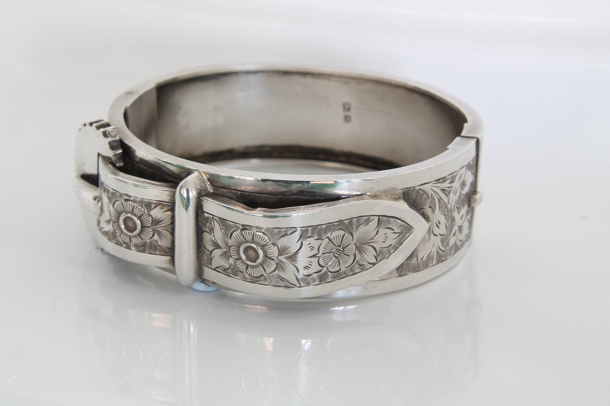 antique-victorian-decorative-silver-buckle-bangle