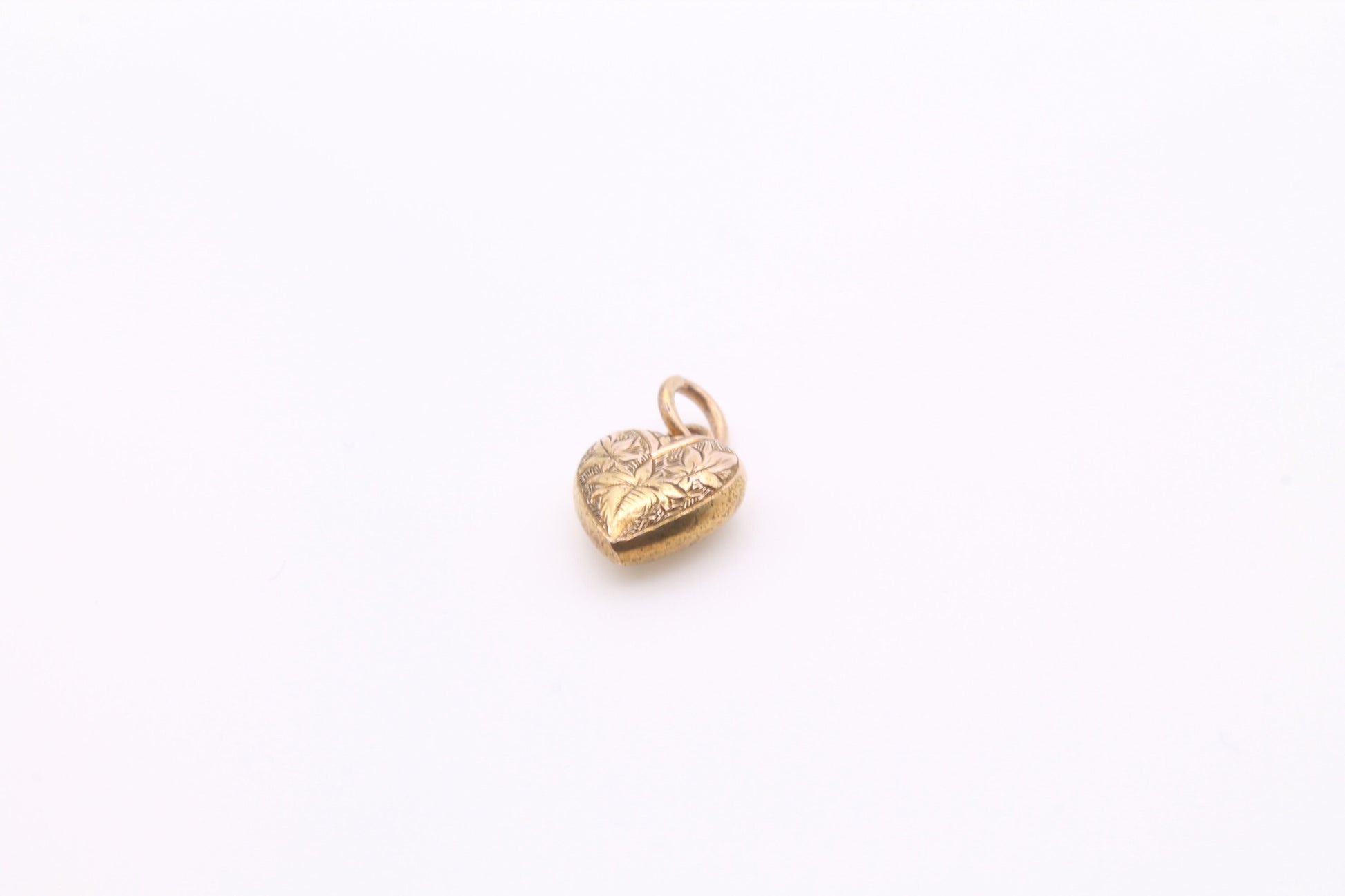 antique-victorian-15ct-gold-engraved-heart-charm-pendant