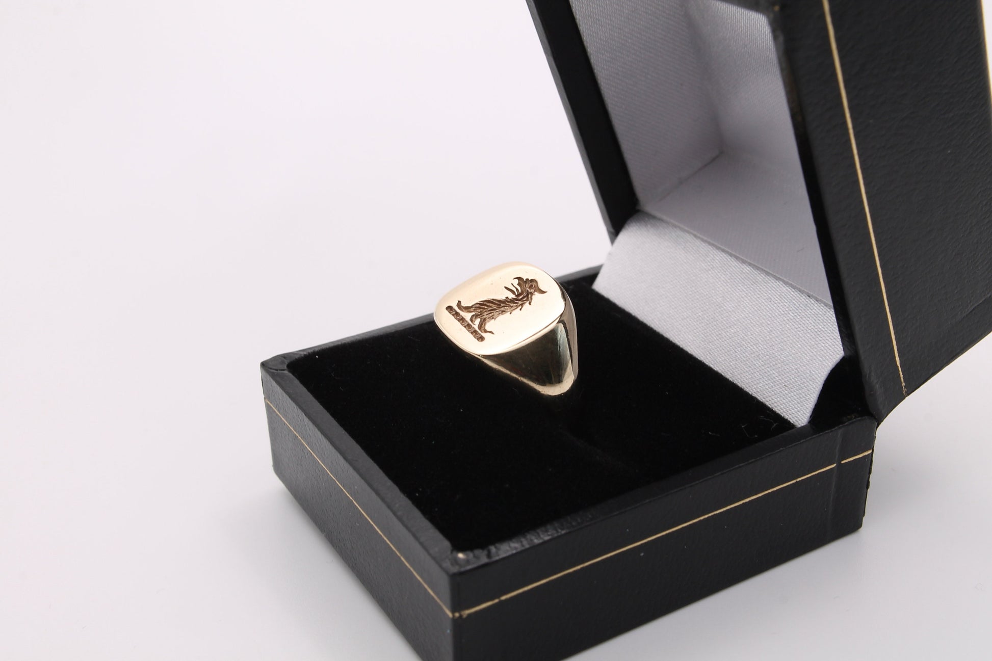 vintage-9ct-yellow-gold-intaglio-signet-ring-griffin-crest