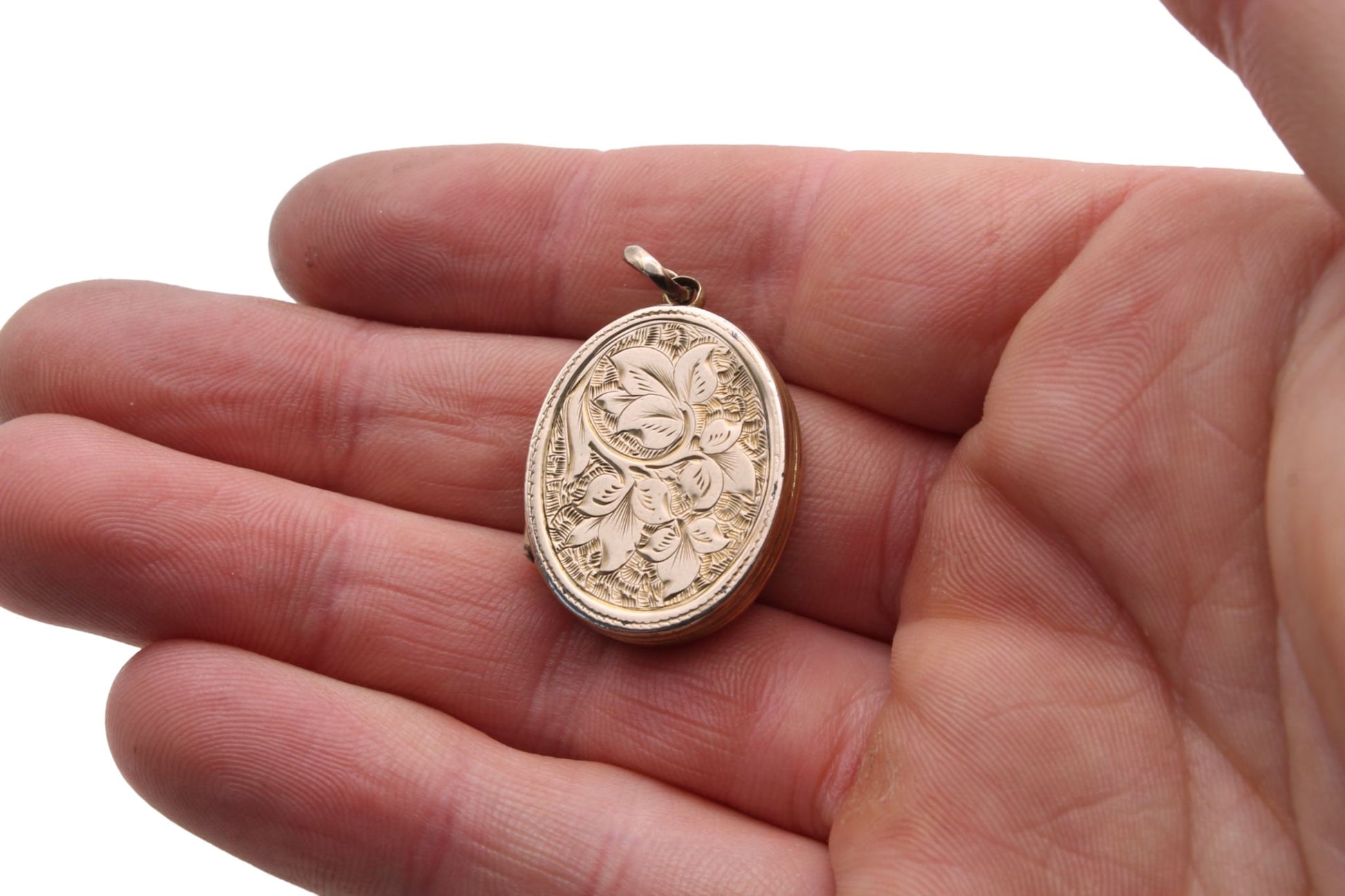 antique-victorian-9ct-gold-back-front-foliate-engraved-locket